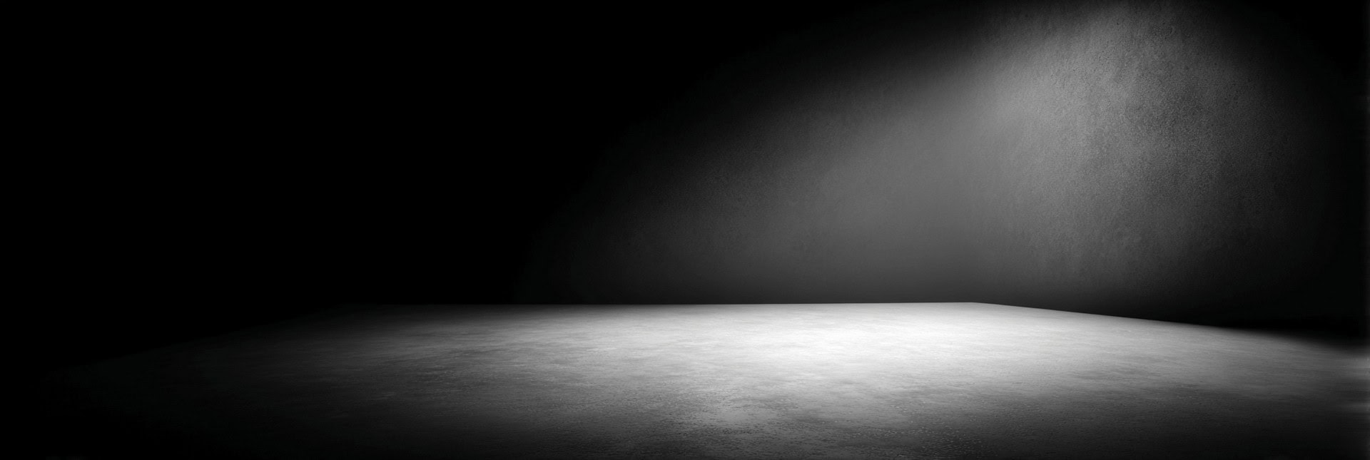 Темный студийный фон для презентации промышленного 3D-оборудования и инженерных решений