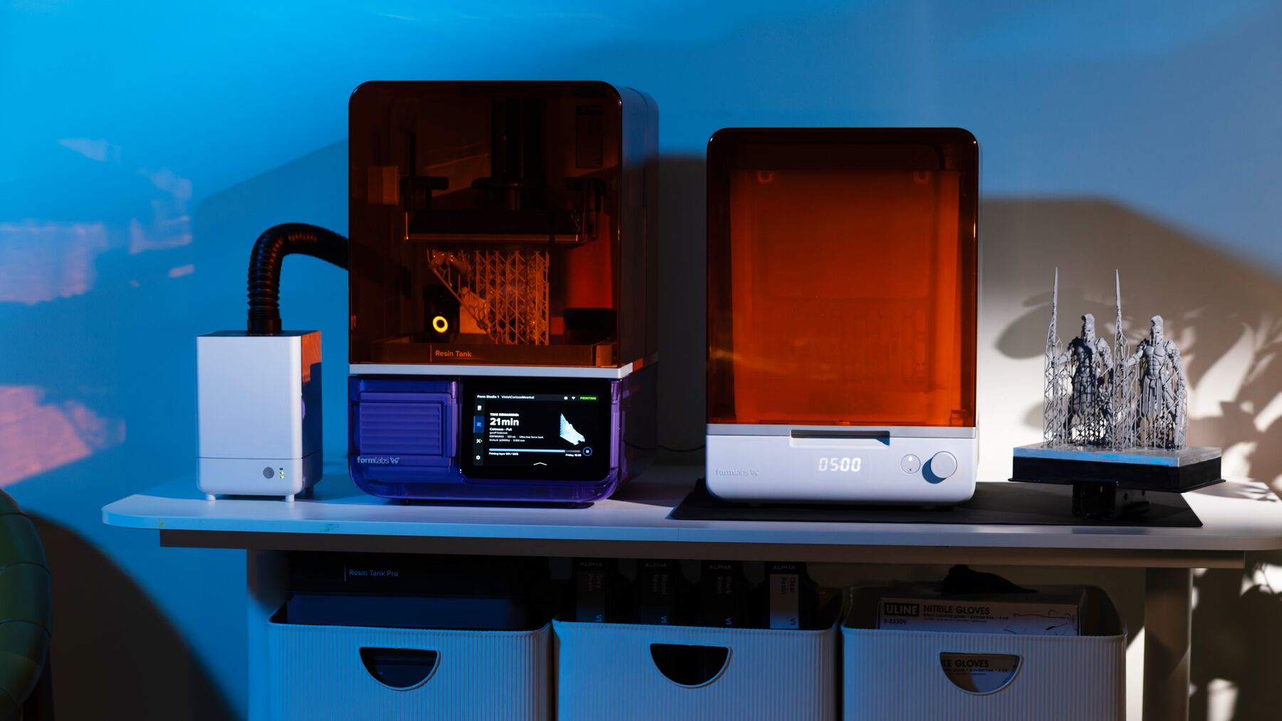 Екосистема фотополімерного 3D-друку Formlabs Form Studio 1 з фільтром VOC Extractor та станцією Wash+Cure на робочому столі