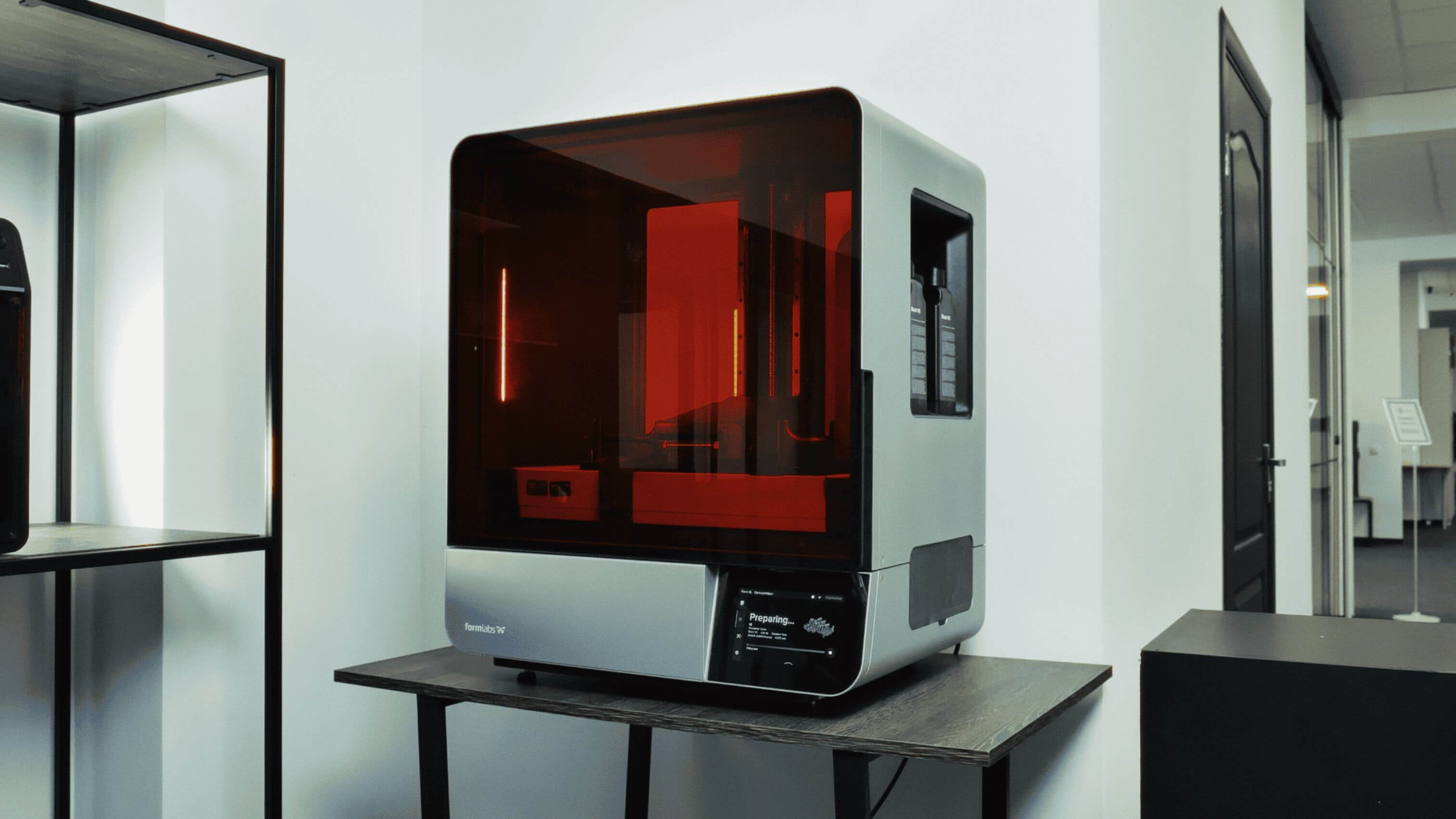 Промисловий SLA 3D-принтер Formlabs Form 4L у робочому просторі