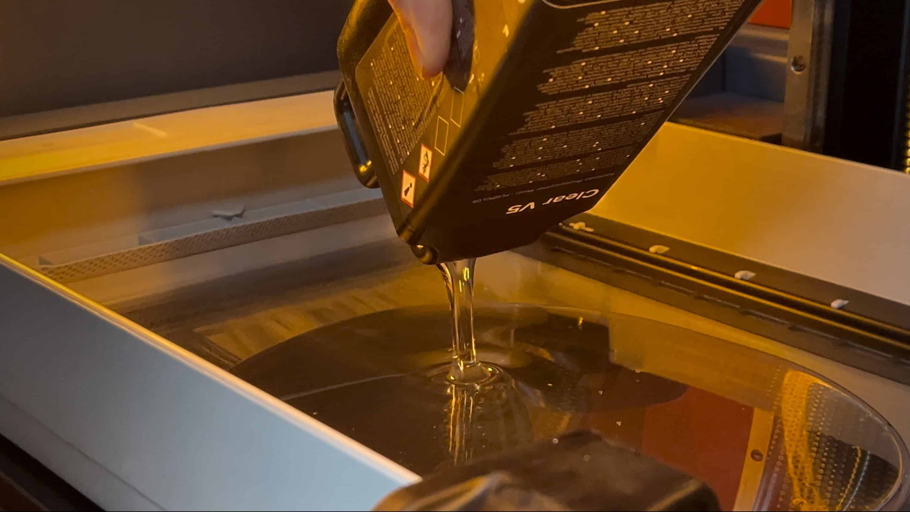 Процес заливки прозорої смоли Formlabs Clear V5 у ванночку принтера