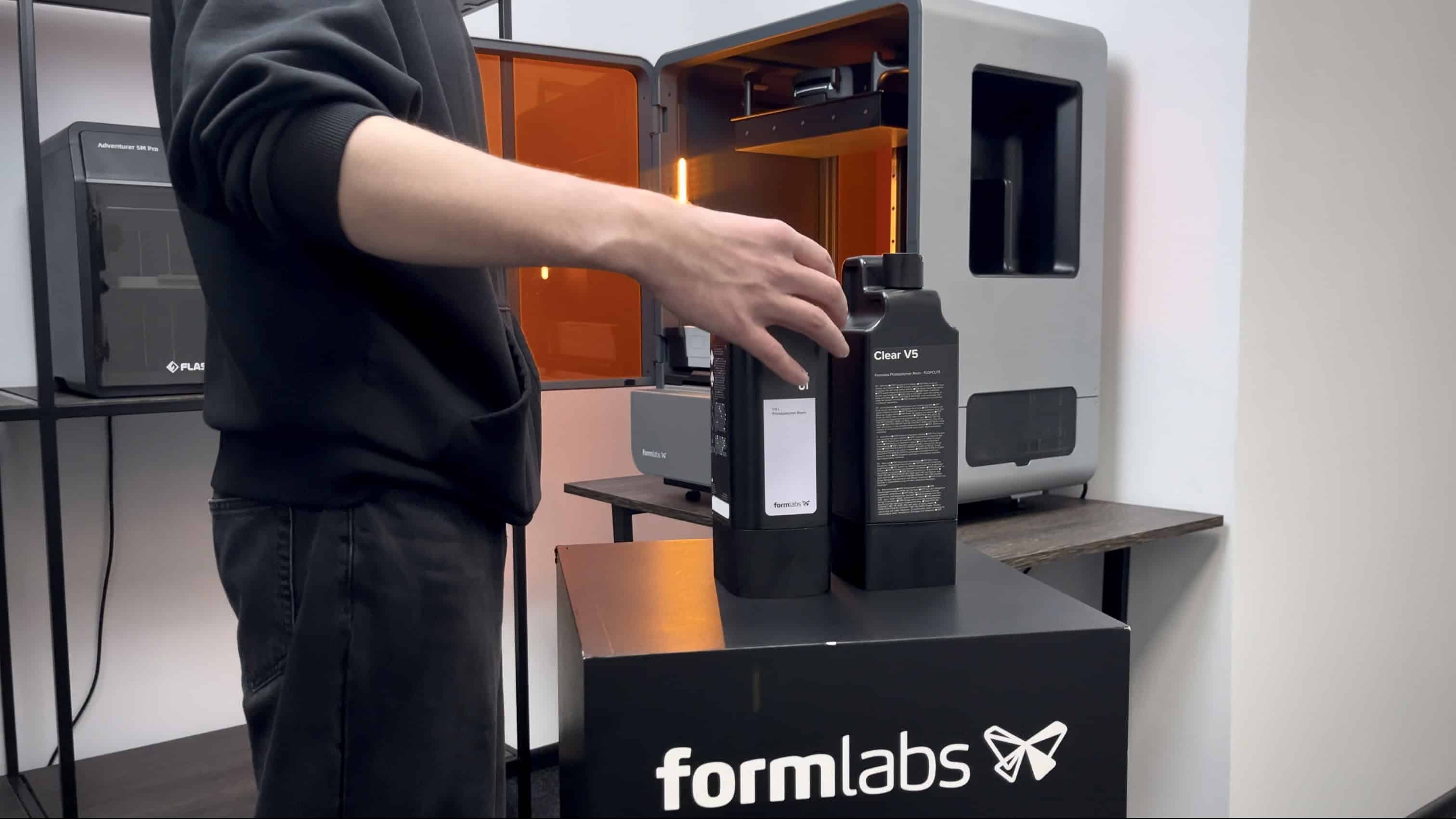 Встановлення картриджів зі смолою Clear V5 у 3D-принтер Formlabs Form 4L