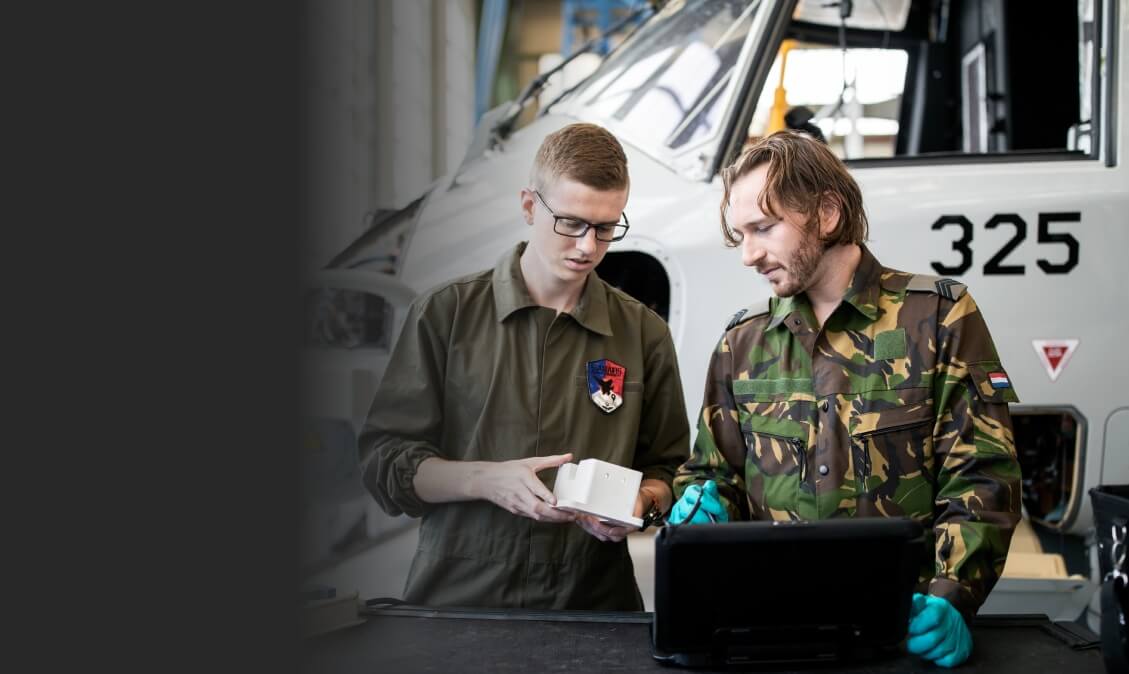 UltiMaker S8 Secure: 3D-печать в изолированном режиме для оборонных задач 3D-принтер UltiMaker S8 Secure, показанный в безопасной, изолированной среде, что подчеркивает его готовность к оборонным задачам.