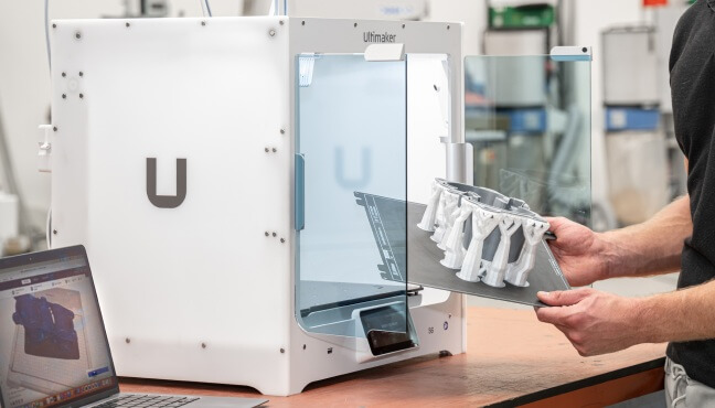 Магнитная гибкая рабочая платформа для повышения производительности Магнитная гибкая рабочая платформа UltiMaker S8 Secure, позволяющая легко снимать 3D-печатные детали.