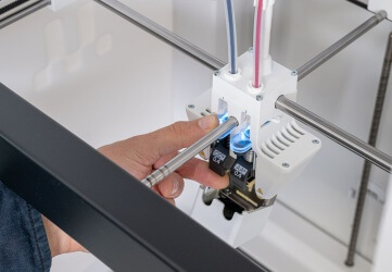 Беспрецедентная надежность и долгосрочная поддержка Надежный принтер UltiMaker S8 Secure, символизирующий его беспрецедентную надежность и долгосрочную поддержку для критически важных операций.