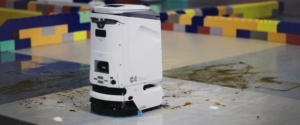 AgiBot C4 під час очищення забрудненої промислової підлоги