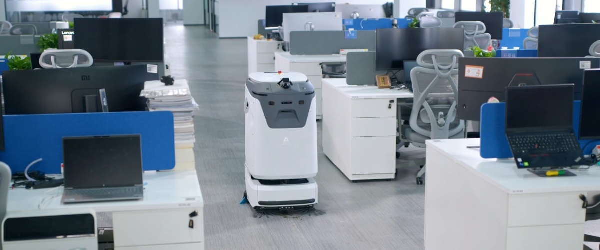 AgiBot C5 прибирає підлогу у великому офісному приміщенні
