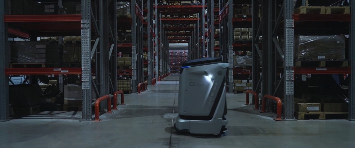 AgiBot C5 під час автономного прибирання складського приміщення