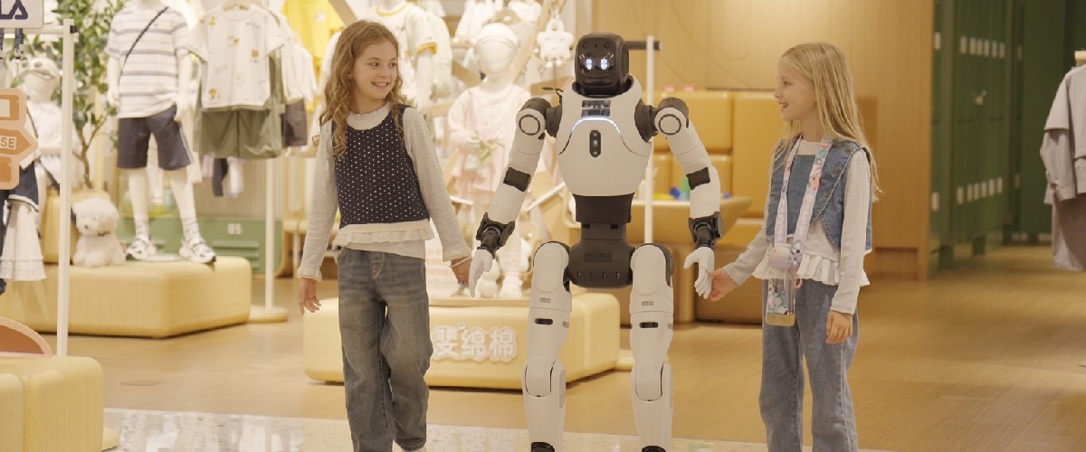 Гуманоїдний робот AgiBot X2 взаємодіє з дітьми