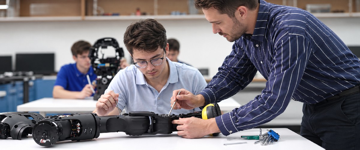 Складання та обслуговування AgiBot X2 EDU у навчальній лабораторії