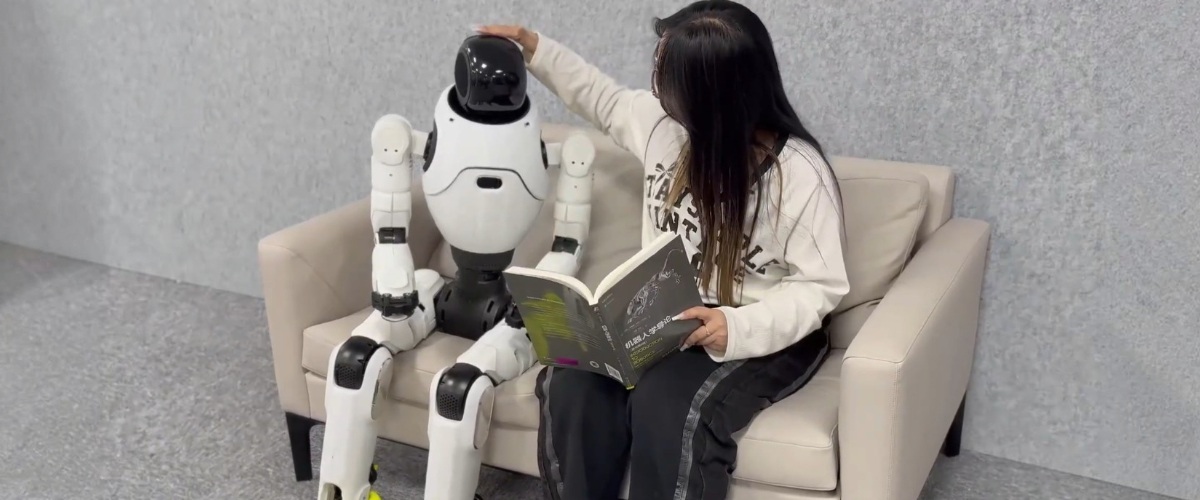 Робот-гуманоїд AgiBot X2 REC під час взаємодії з людиною