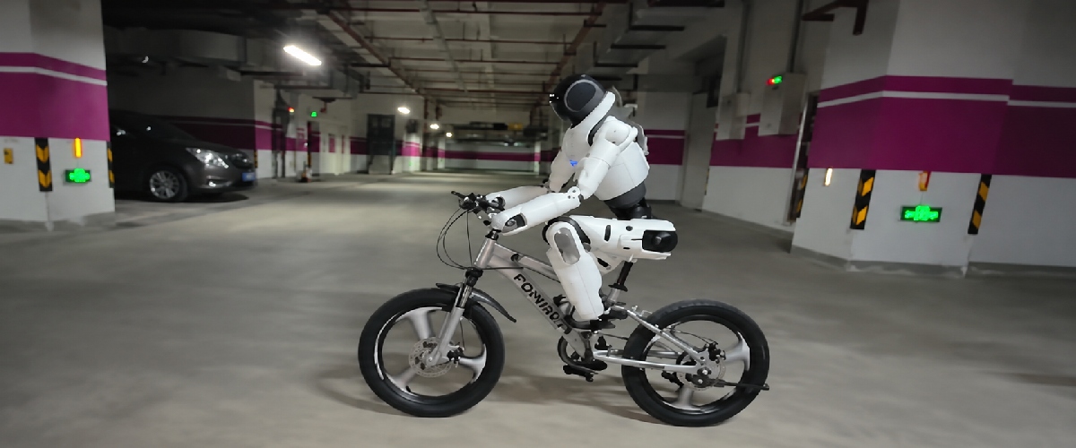 AgiBot X2 REC під час демонстрації керування рухами на велосипеді