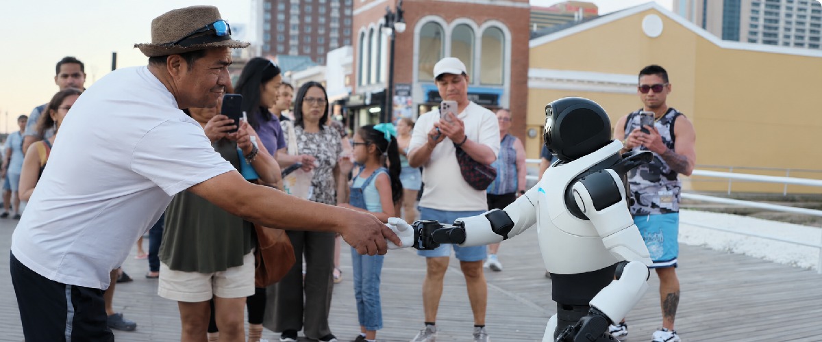 Робот-гуманоїд AgiBot X2 Ultra взаємодіє з людиною