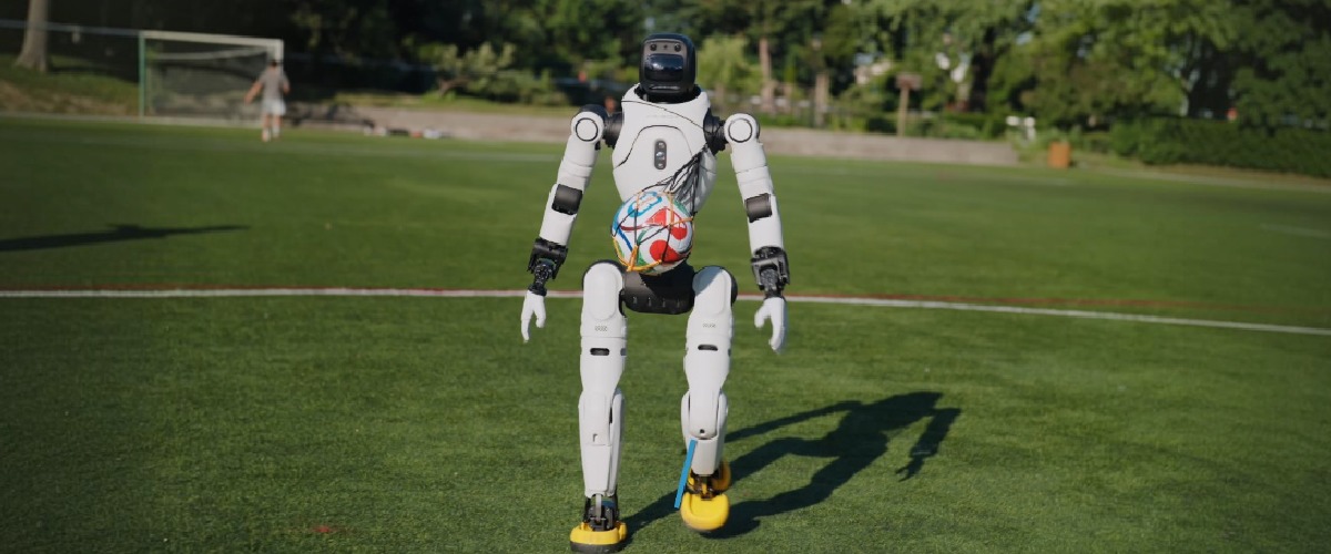 Робот-гуманоїд AgiBot X2 Ultra з футбольним м'ячем