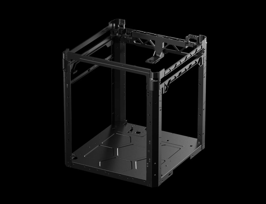 3D-принтер с полностью металлическим, литым корпусом из алюминиевого сплава, который обеспечивает прочную и стабильную основу для высокоскоростной, крупноформатной печати.