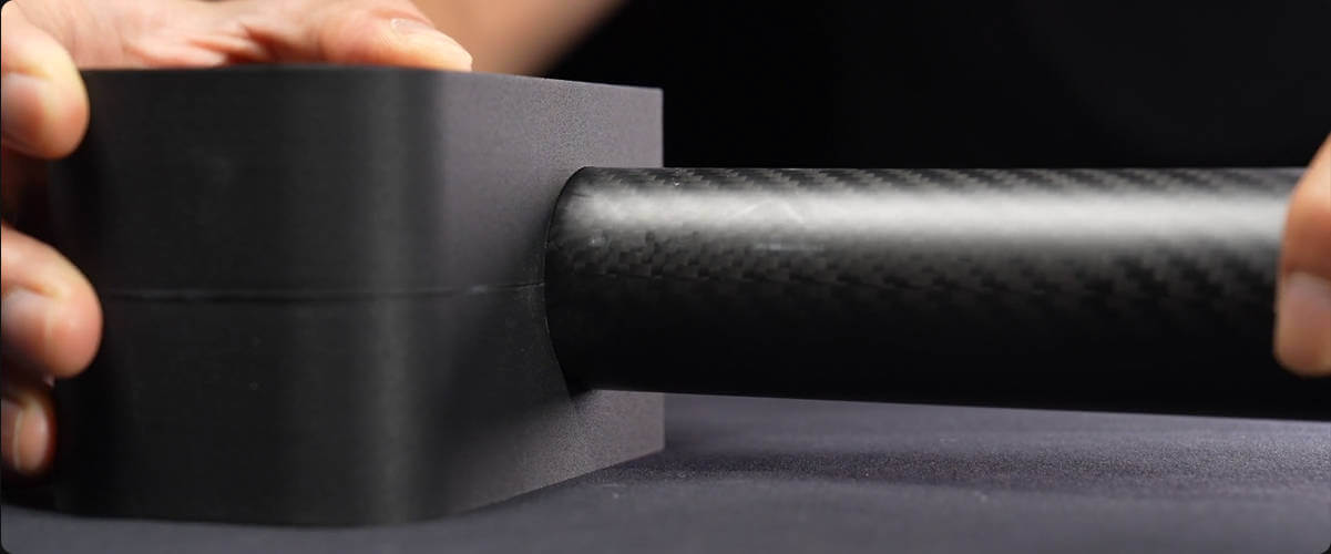 Крупный план идеально подогнанных 3D-печатных деталей, демонстрирующих Auto Hole/Contour Compensation.