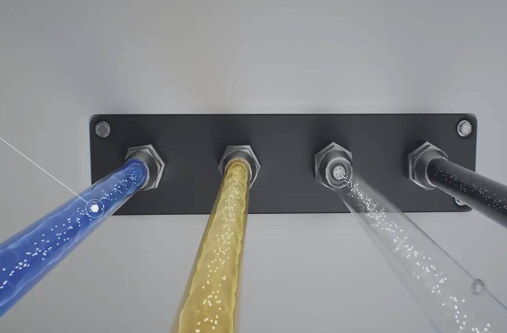 Цветные кабели DeskFab X1, обеспечивающие простую и безошибочную установку.