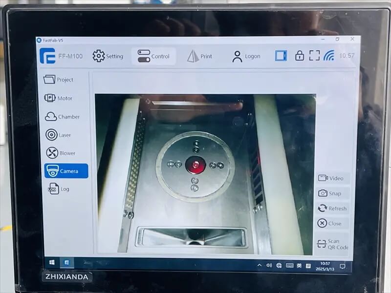 Мониторинг процесса печати в реальном времени на экране DeskFab X1, обеспечиваемый встроенной камерой.