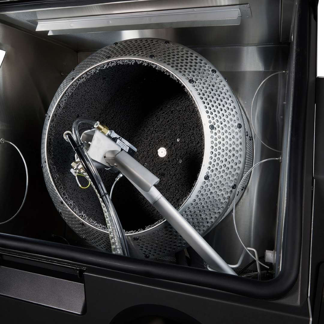 Барабанний кошик Fuse Blast High Capacity Kit, встановлений у корпусі станції Fuse Blast, з вузлом піскоструминного сопла в робочому положенні