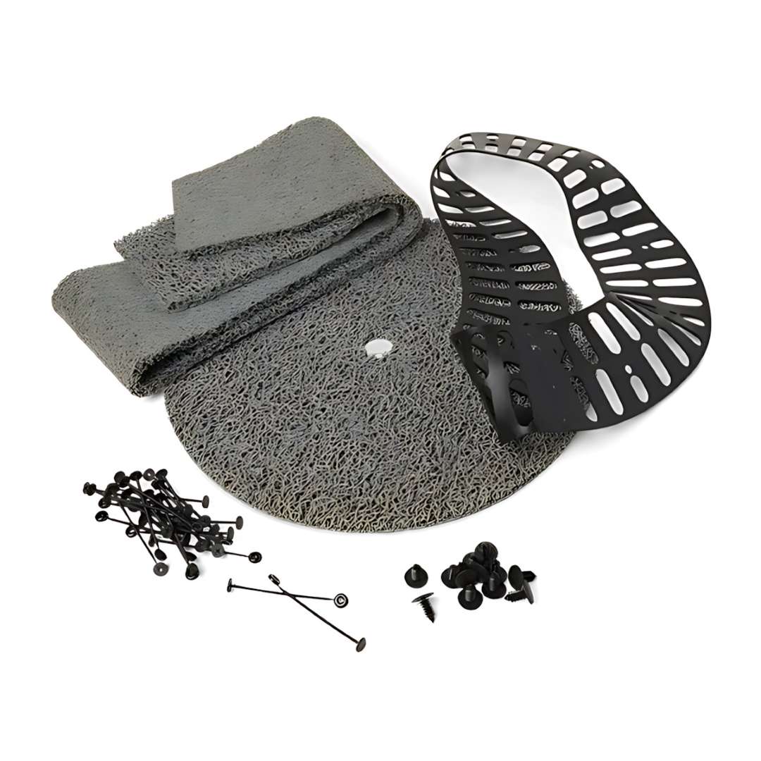 Усі компоненти комплекту вкладишів Fuse Blast Large Tumbler Basket на білому тлі: кругла пінополімерна підкладка дна, прямокутна смужка для бічної стінки, чорне рифлене пластикове монтажне кільце, заклепки-штирі та пластикові кліпси