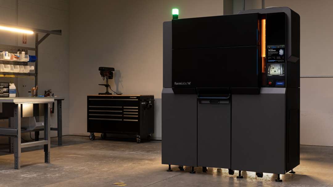 Промисловий SLS 3D-принтер Formlabs Fuse X1 у цеху — помаранчева акцентна підсвітка, активний сенсорний екран, зелений індикатор статусу