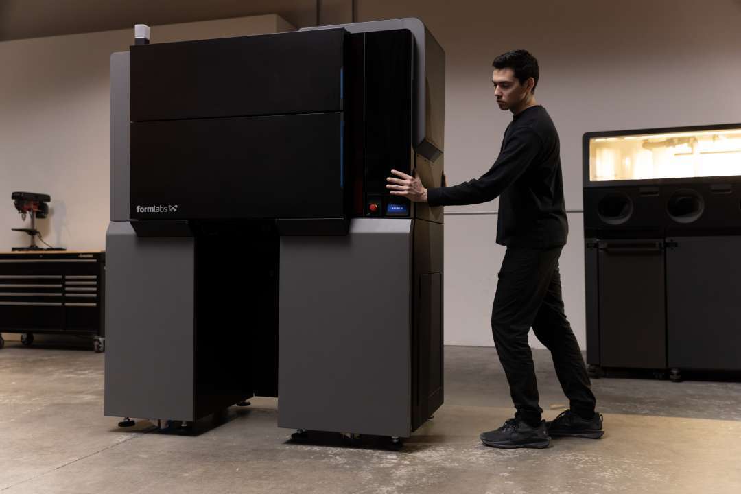 Повний вигляд Formlabs Fuse X1 поруч зі станцією постобробки Fuse Sift X1 у промисловому виробничому приміщенні