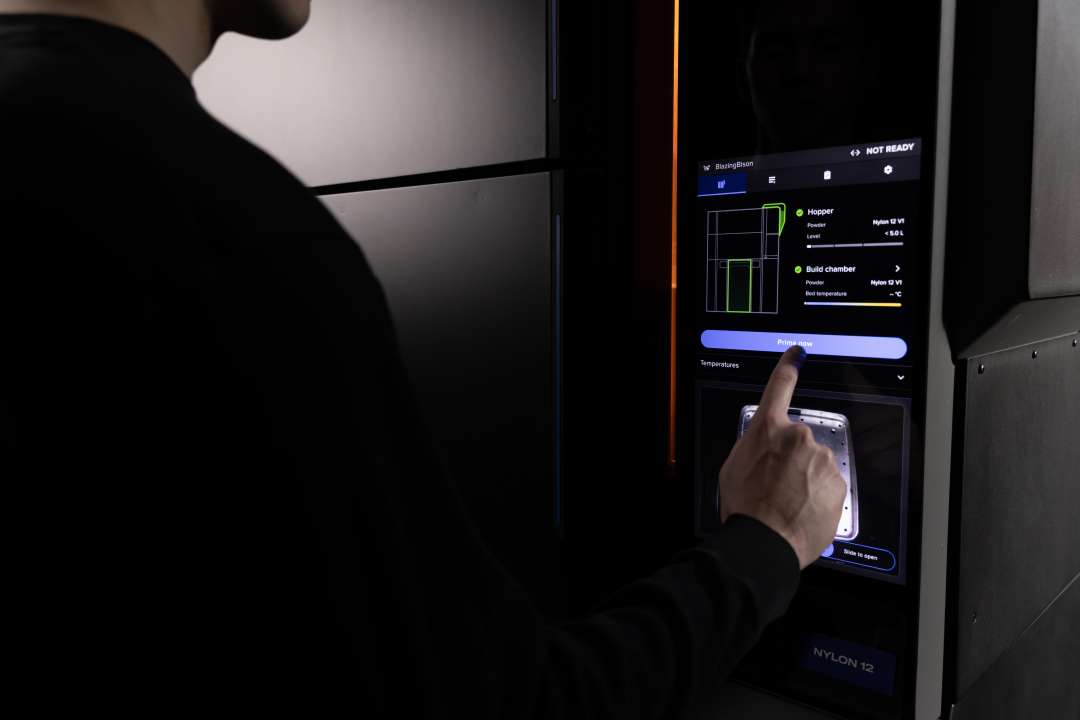 Сенсорний екран Formlabs Fuse X1 з відображенням активного завдання: рівень порошку Nylon 12 у бункері, температура камери та пряма трансляція зсередини