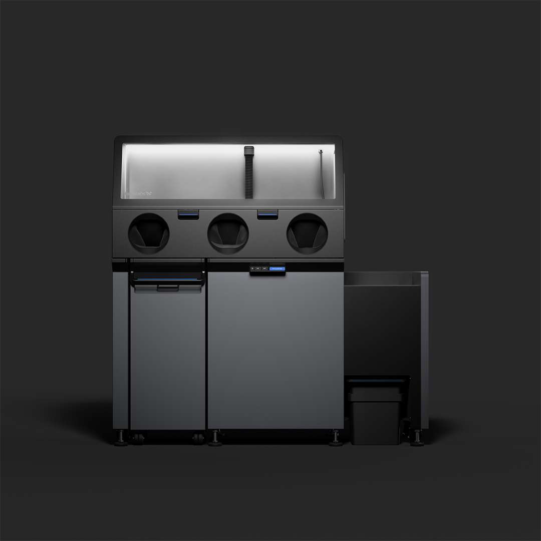 Formlabs Fuse X1 Sift 230V вигляд спереду: герметична рукавна камера з трьома портами для рук, підсвічена робоча зона з нержавіючої сталі, двостулковий корпус і правобічний модуль збору порошку з накопичувальним контейнером