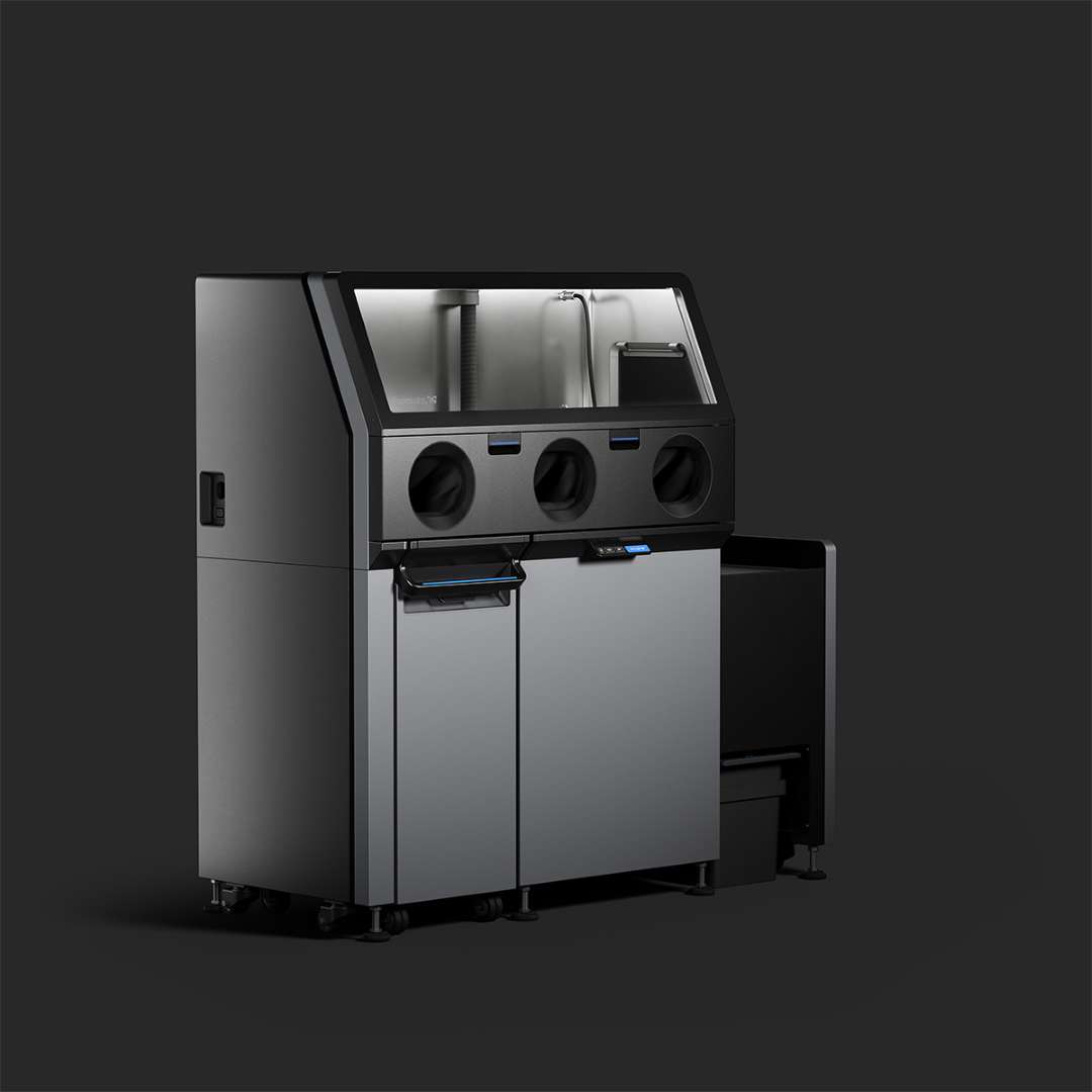 Formlabs Fuse X1 Sift 230V вигляд зліва: висувний лоток для вилучення деталей у відкритому положенні, герметична рукавна камера з трьома портами для рук і основа на коліщатах для мобільності
