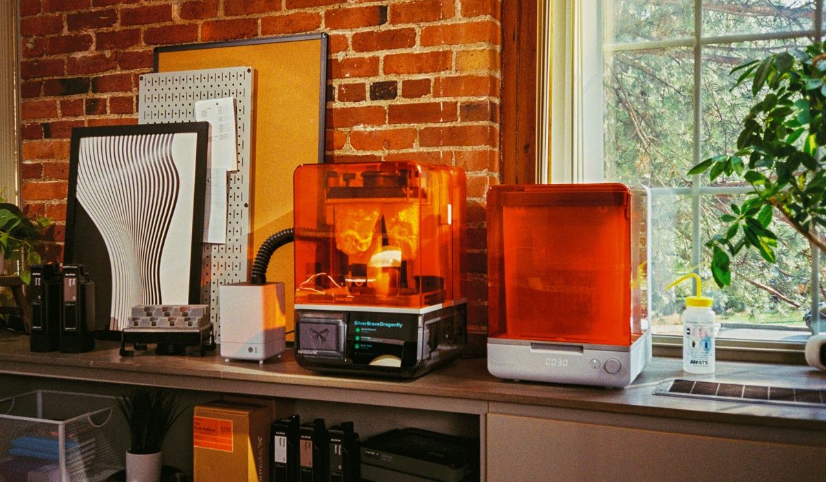 Система вытяжки Formlabs VOC Extractor с гибким воздушным шлангом, подключенная к фотополимерному 3D-принтеру