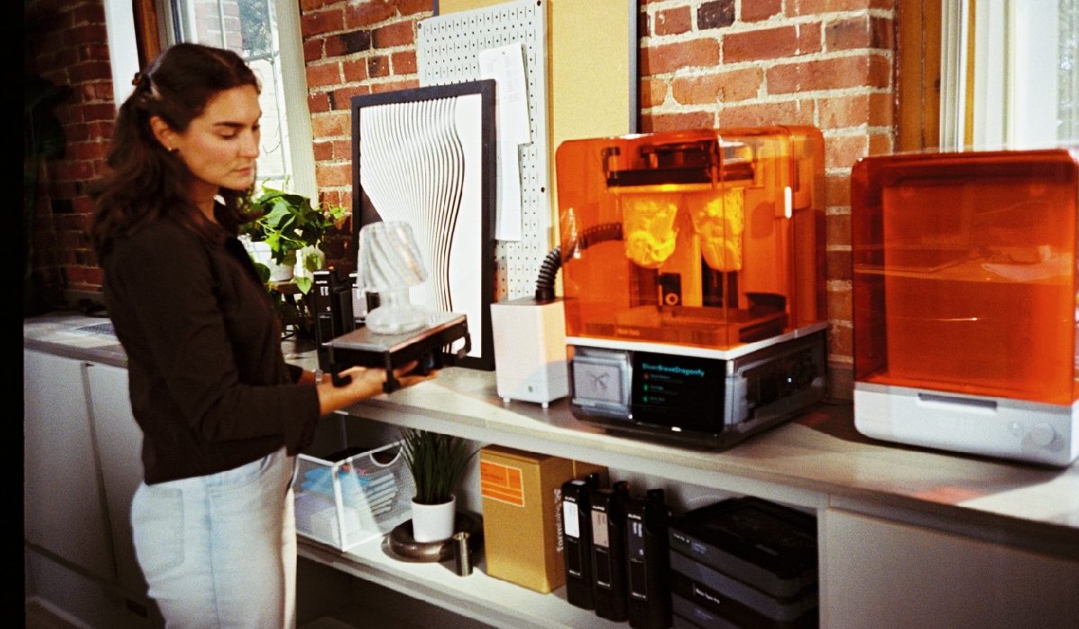 Компактная система фильтрации Formlabs VOC Extractor рядом с 3D-принтером Formlabs и оборудованием для постобработки моделей