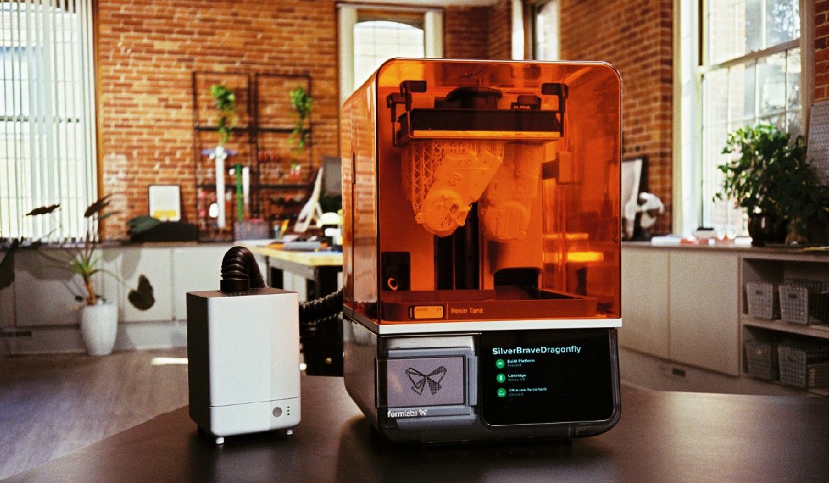 Система фильтрации Formlabs VOC Extractor рядом с фотополимерным 3D-принтером Formlabs в рабочем помещении