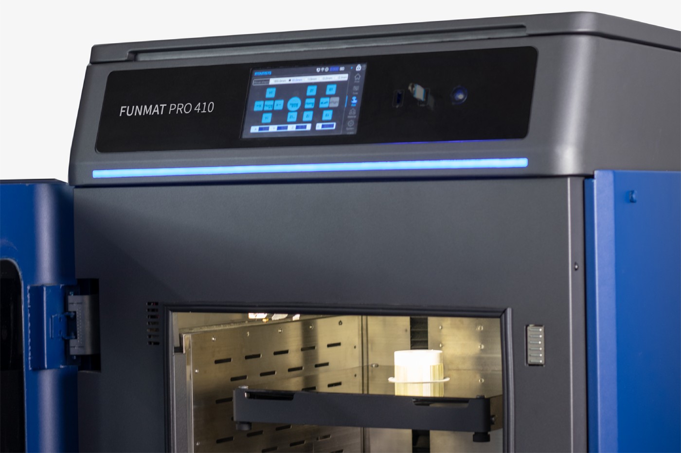 Панель керування з сенсорним дисплеєм та робоча камера 3D-принтера INTAMSYS FUNMAT PRO 410. Зручне налаштування параметрів друку та контроль виробничих процесів.