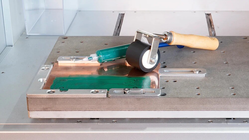 Досягніть бездоганного вигляду, наносячи паяльну маску за допомогою набору Carvera Нанесення УФ-затверджуваної паяльної маски на друковану плату за допомогою валика з набору Carvera PCB Fabrication Pack.