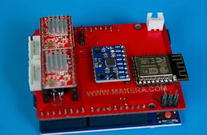 Спростіть створення складних двосторонніх друкованих плат за допомогою набору Carvera Готова двостороння друкована плата, створена за допомогою набору Carvera PCB Fabrication Pack, з центрувальними штифтами.