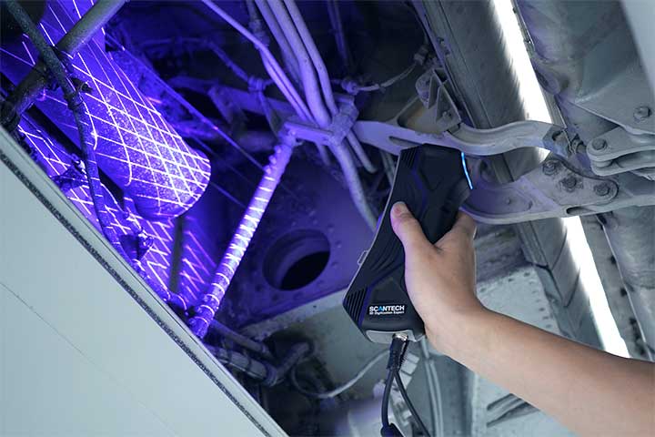 Ручной 3D-сканер Scanology Simscan Портативный 3D-сканер Scanology Simscan, который держат в одной руке, иллюстрируя его компактный размер.