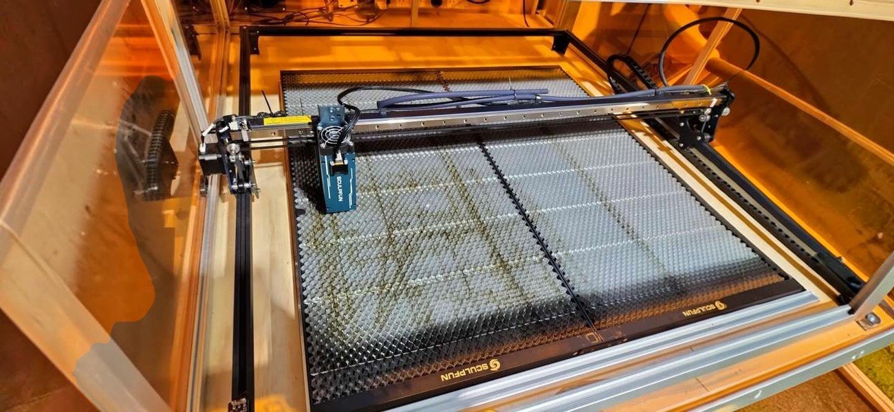 Встановлена стільникова платформа Sculpfun H4 Honeycomb у лазерному гравері