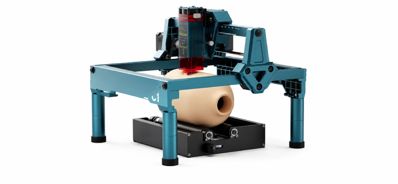 Sculpfun RA Mini Rotary Roller встановлений на лазерний гравер для гравіювання циліндричних предметів