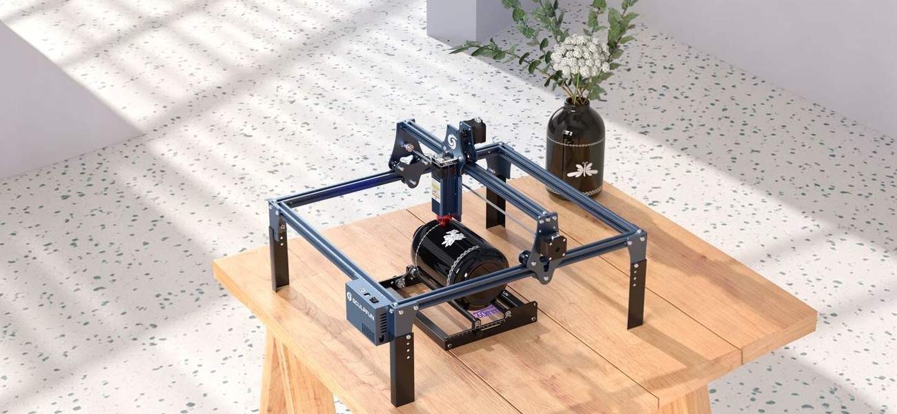 Sculpfun Rotary Roller встановлений на лазерний гравер для гравіювання циліндричних предметів