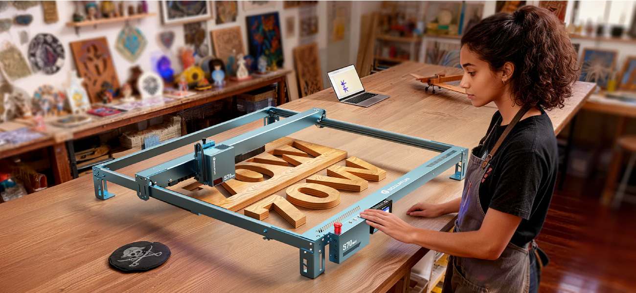 Лазерный гравер SCULPFUN S70 MAX 70W во время резки больших деревянных букв