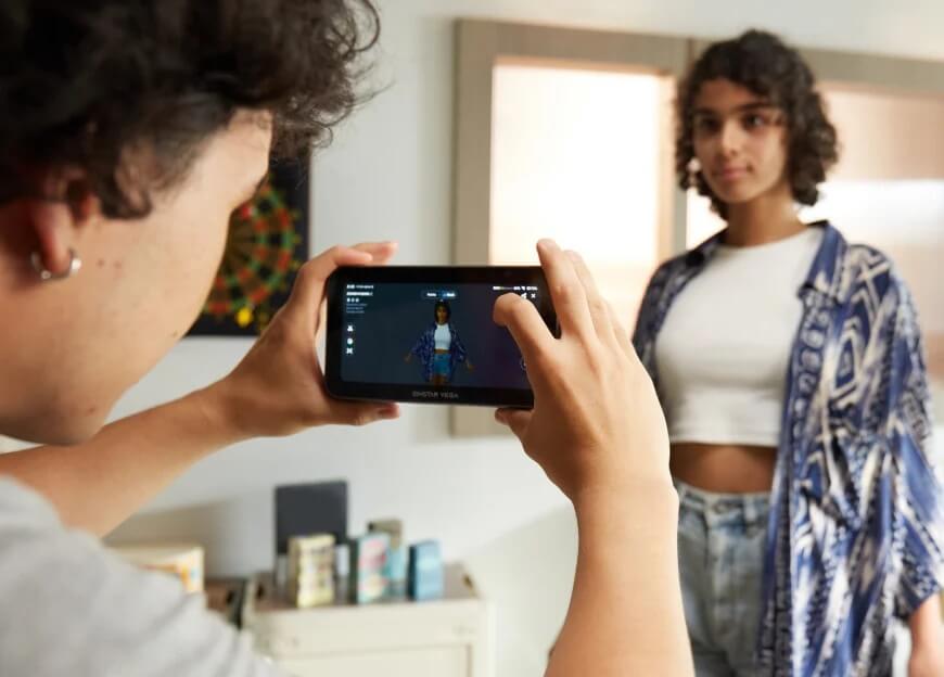 Людина використовує Einstar Vega для бездротового сканування деталі автомобіля, демонструючи свободу рухів.