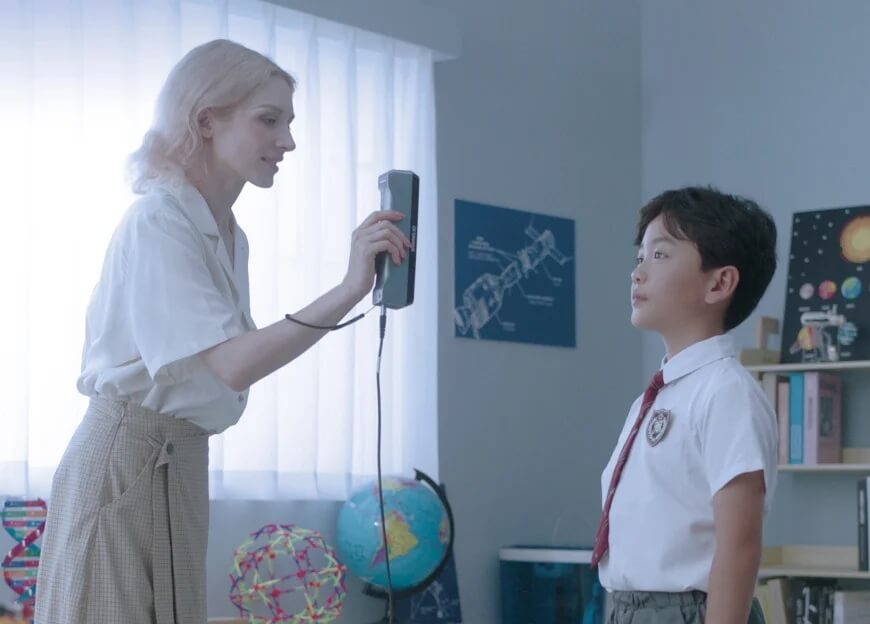 Обличчя людини, що сканується Einstar, підкреслюючи його комфортну та безпечну для очей можливість сканування людини.