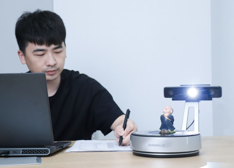 Легке сканування одним кліком з EinScan SP V2 EinScan SP V2 виконує сканування одним кліком, демонструючи зручний робочий процес для професійного 3D-моделювання.