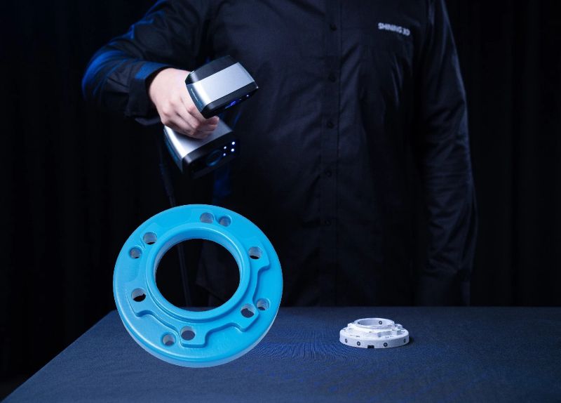 Крупний план високоточного 3D-сканування, що захоплює дрібні деталі на промисловій деталі