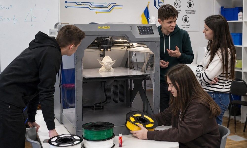 Дети учатся работать с 3D-принтером KLEMA 700.