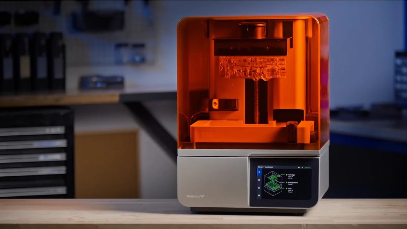 3D-принтер Formlabs Form 4 друкує модель за технологією SLA у складі комплекту Formlabs Form 4 Complete Package.
