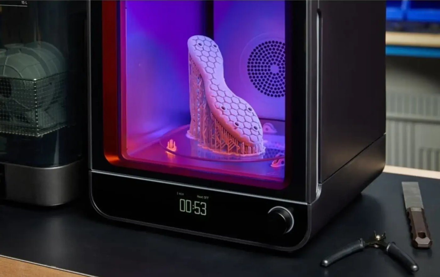 Процес фінальної полімеризації фотополімерної моделі у камері Formlabs Form Cure після 3D-друку для досягнення максимальної міцності та точності.