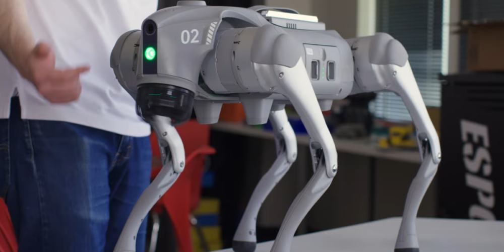 Робот-собака після вмикання живлення