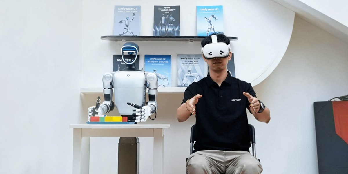 Оператор у VR-гарнітурі керує людиноподібним роботом Unitree G1-D Standard D-U4 під час маніпуляцій з предметами.