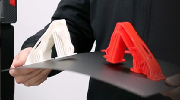 Flexible building plate in the Raise3D E2 3D printer